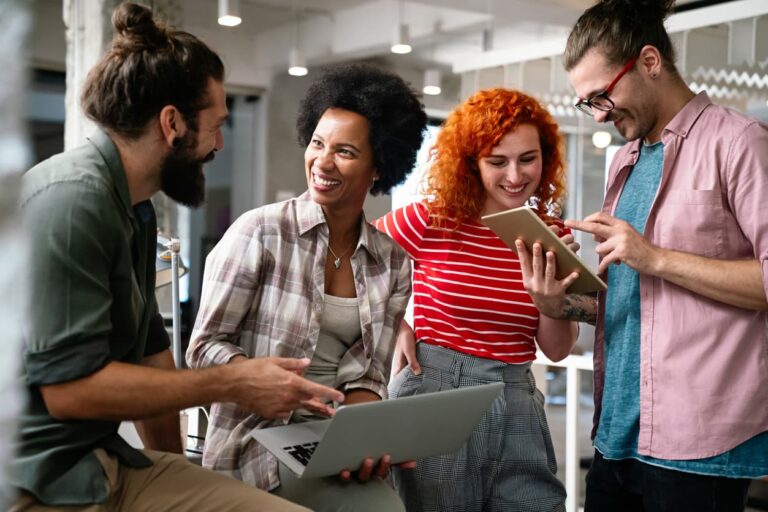 groupe de salariés dans une entreprise à mission